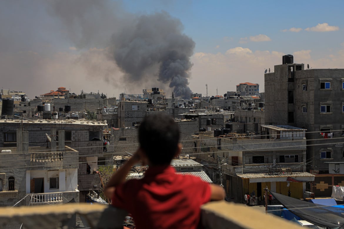 Il fumo si alza in seguito agli attacchi aerei israeliani nella città di Rafah, nel sud della Striscia di Gaza (Rizek Abdeljawad/ZumaPress/Ansa)